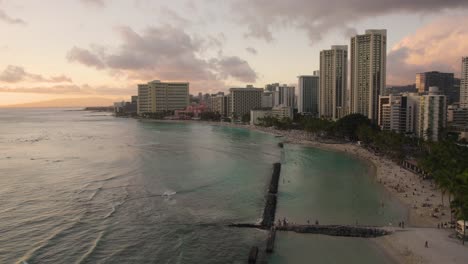 Drohne-Fliegt-Bei-Sonnenuntergang-über-Den-Waikiki-Beach-In-Oahu