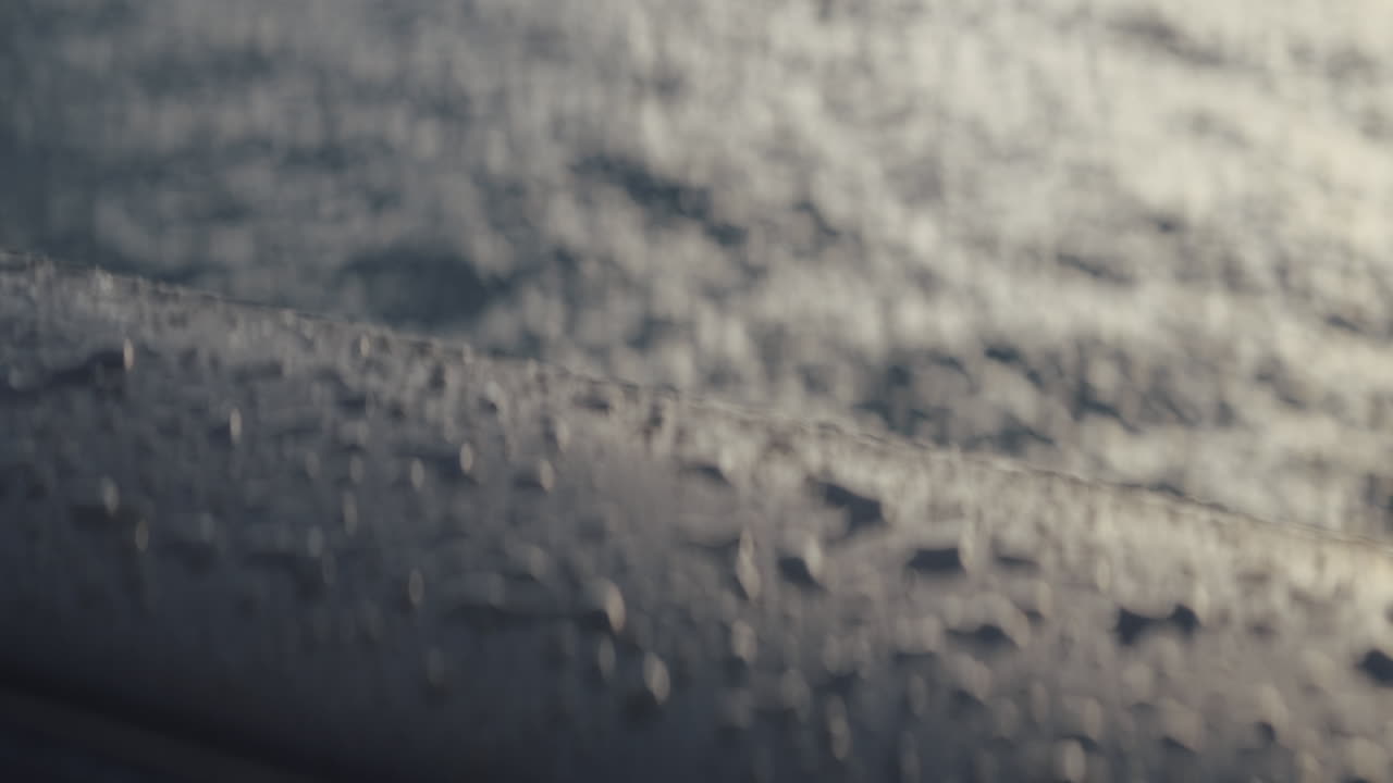 표면에 물방울이 떨어지는 것