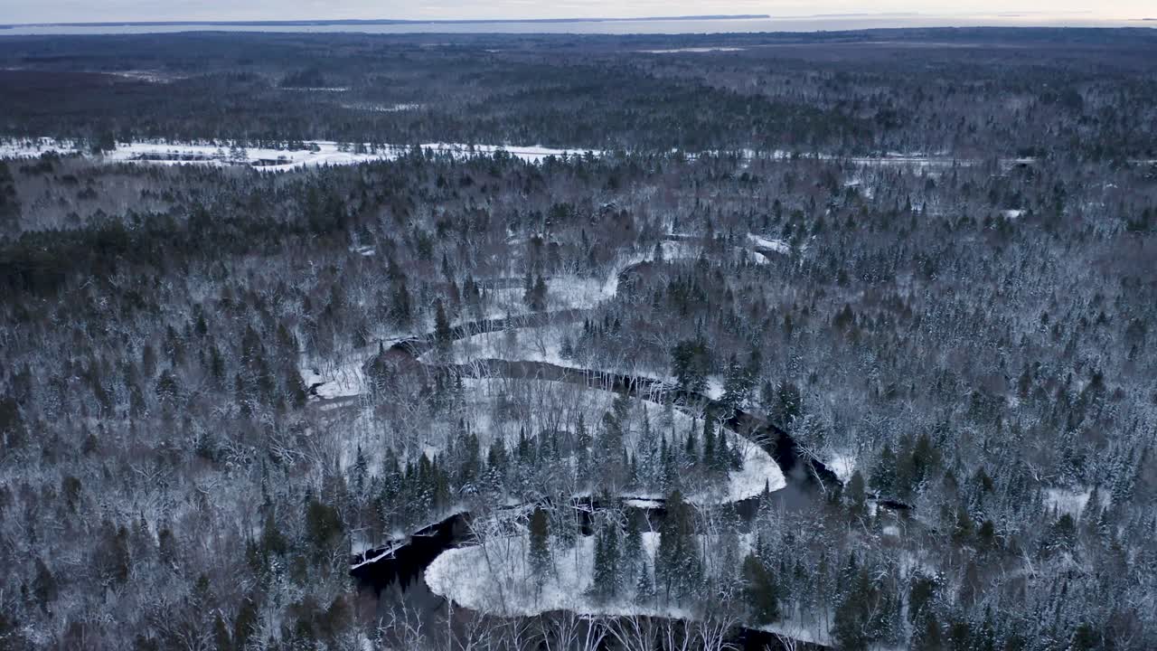 vista panorámica del río sinuoso en la península superior de michigan