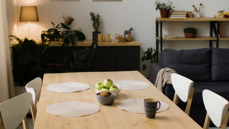 mesa de desayuno en la sala de estar