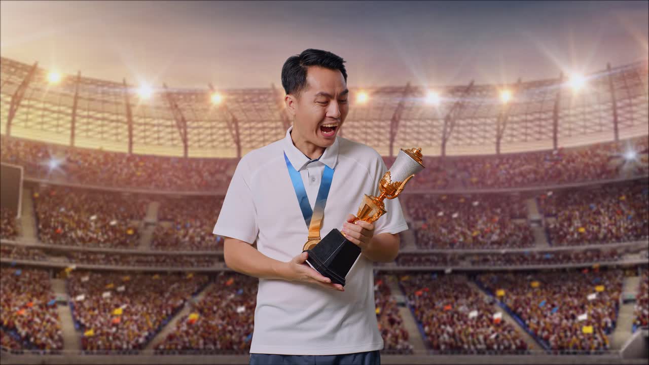 금메달을  아시아인 남자가 손에 들고 있는 금메달을 보고 '와우'라고 말하며 경기장에서 첫 우승자로서 행복하다.