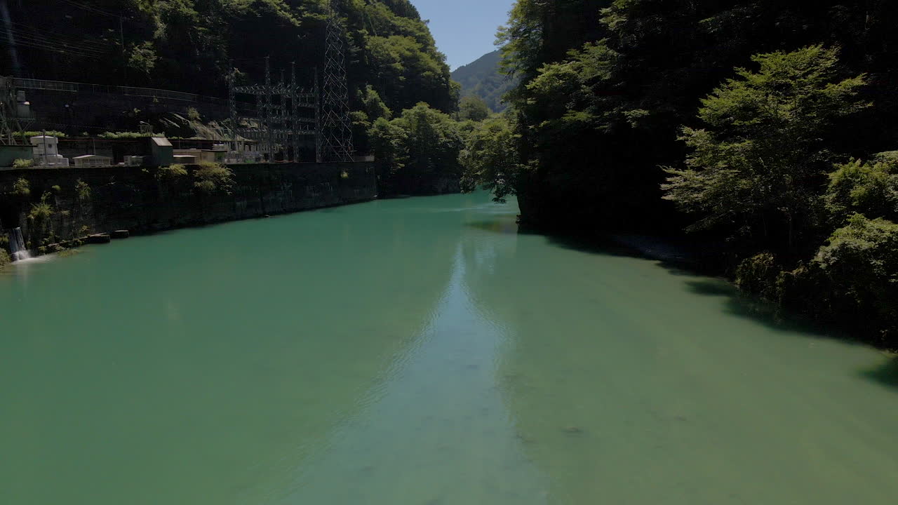 일본 시코쿠 섬에 있는 고치 현의 작은 댐 위로 공중 추적