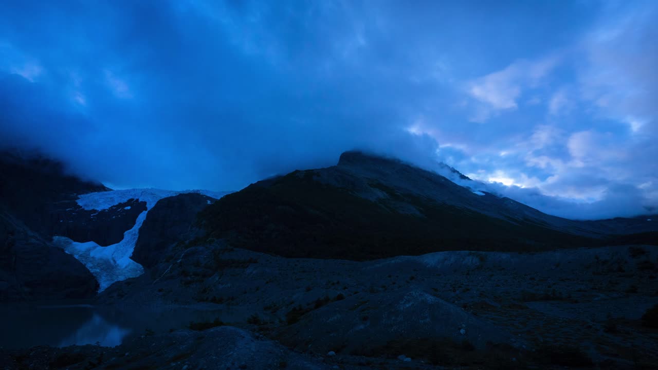 temporalidad puesta de sol nublada sobre el glaciar de los perros en las torres de paine, chile