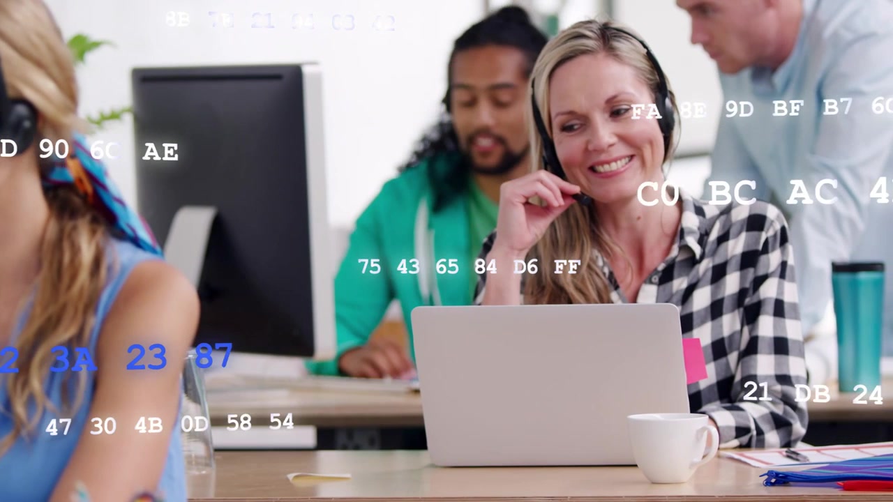 Donna al centro che regola le cuffie mentre un collega si china per aiutarla, con una sovrapposizione tecnologica che scorre sul laptop.