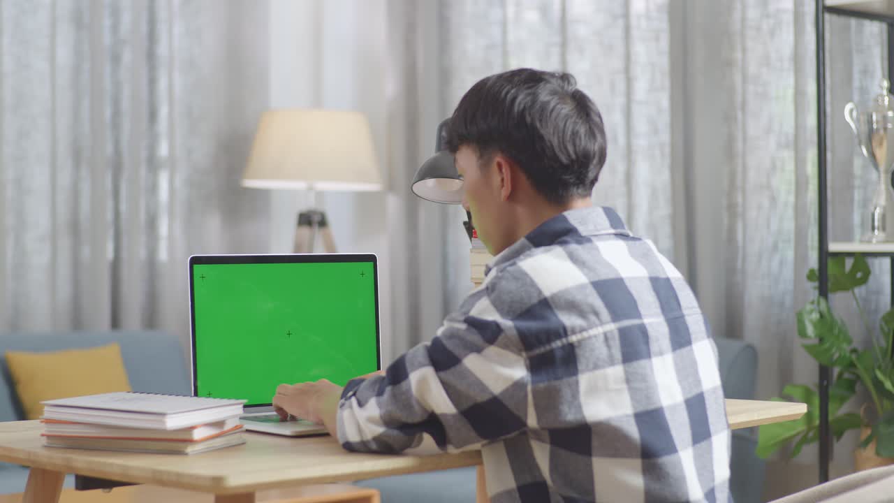 녹색 화면으로 노트북을 사용하는 사람