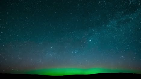 Lapso-De-Tiempo-De-Las-Estrellas,-La-Luna-Y-La-Aurora-Boreal-En-El-Pueblo-De-Atrás-En-La-Isla-De-Lewis