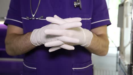 el médico se pone guantes médicos.