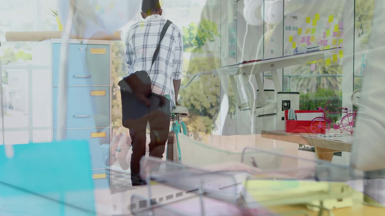 animación de un colega y una colega usando computadoras portátiles sobre un hombre que llega a la oficina creativa en bicicleta