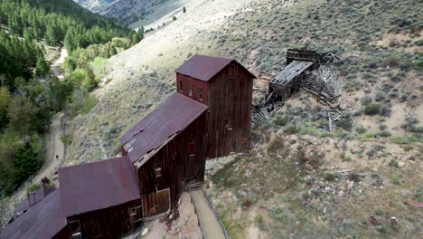 rusted historic ruins of bayhorse mine and mill in idaho mountains