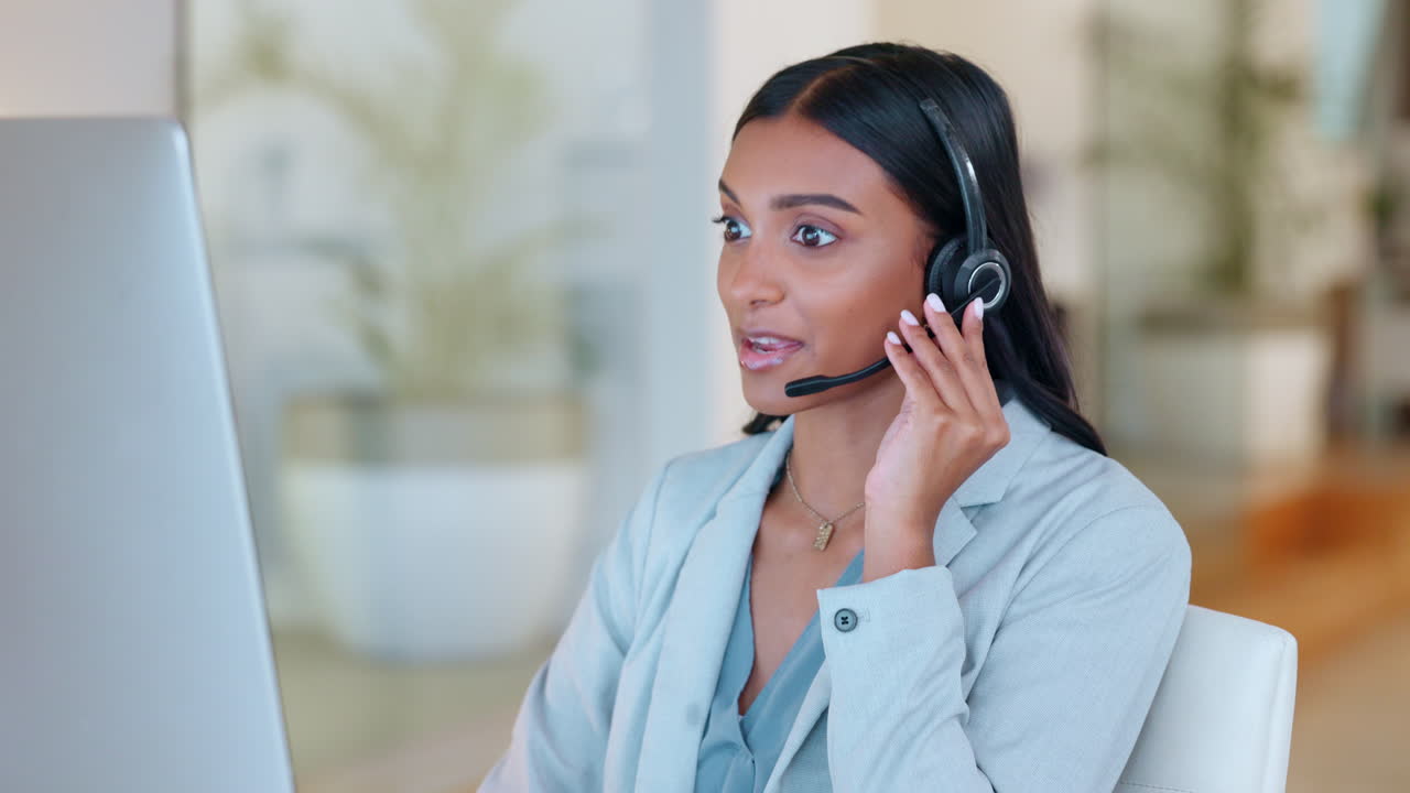 Operatore di telemarketing di un call center con le cuffie