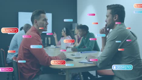 animación de barras de notificación con números sobre diversos colegas masculinos que discuten en la reunión.