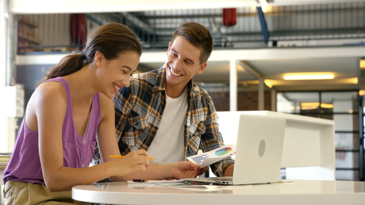 colegas ocasionales que usan una computadora portátil