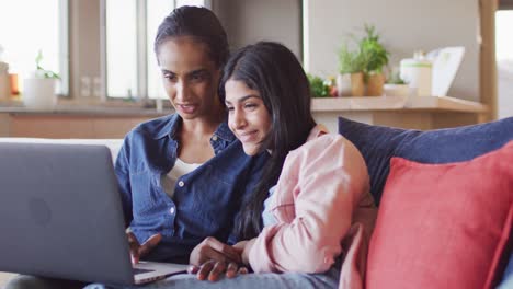 Video-Von-Glücklichen,-Vielfältigen-Freundinnen,-Die-Einen-Laptop-Auf-Dem-Sofa-Benutzen