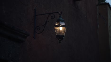 una linterna de aspecto antiguo en una calle de san miguel de allende 1