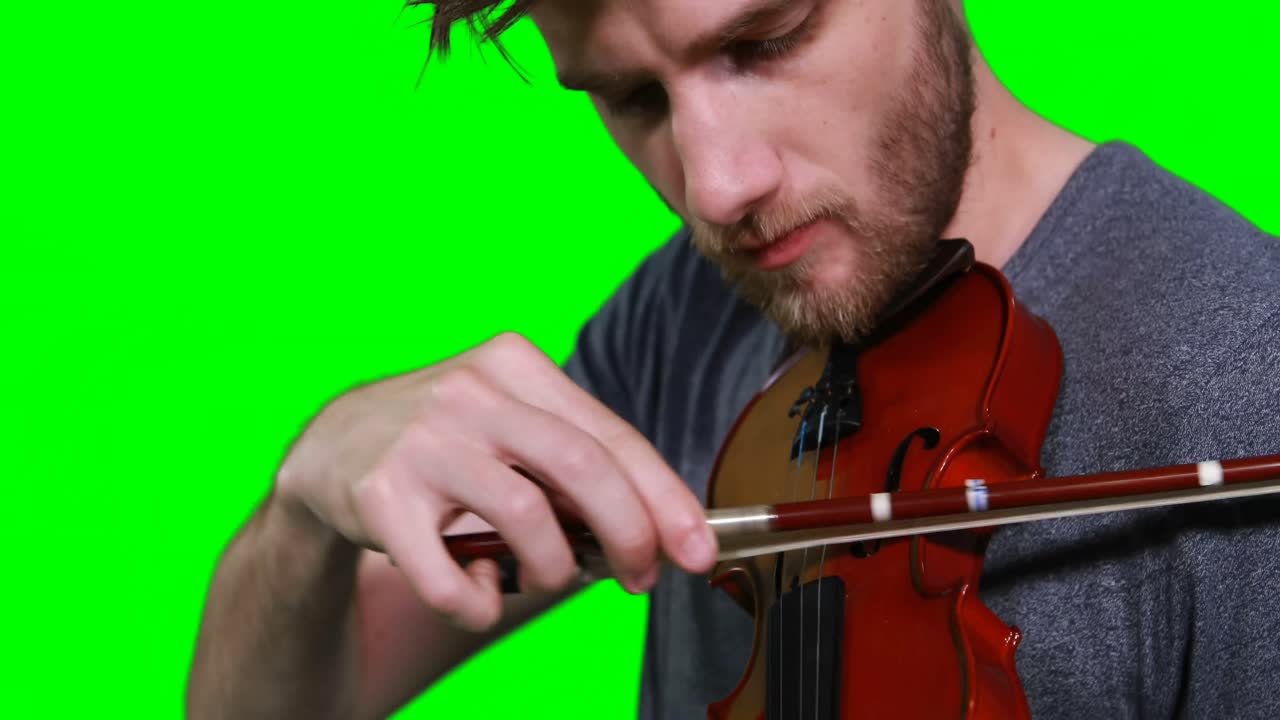 Primo piano di musicista uomo che suona il violino