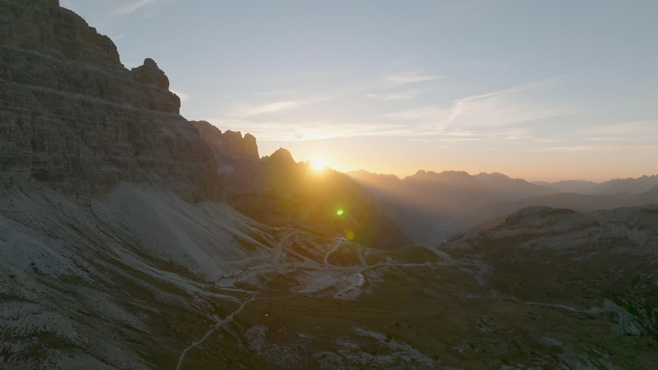 съемка с беспилотника панорамного вида с восходом солнца над горами доломиты в южном тироле