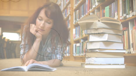 animación de ecuaciones matemáticas sobre una estudiante estudiando en la biblioteca