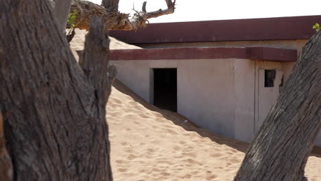 pared exterior de una casa desierta en un pueblo abandonado en el desierto de los emiratos árabes unidos.