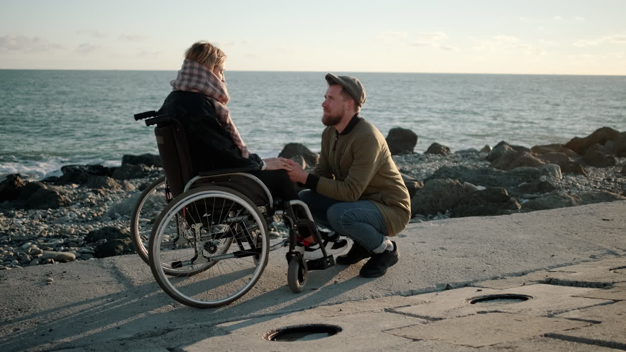 pareja en la playa, amor y apoyo