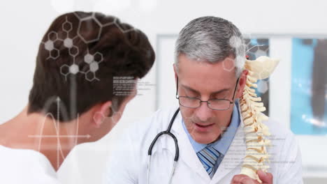 animación de procesamiento de datos médicos sobre un médico caucásico y un paciente discutiendo la columna vertebral
