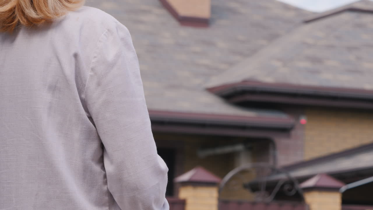 우체부는 세미 광고의 집으로 소포를 가져옵니다 여자는 집 문앞에서 그것을 집습니다 1