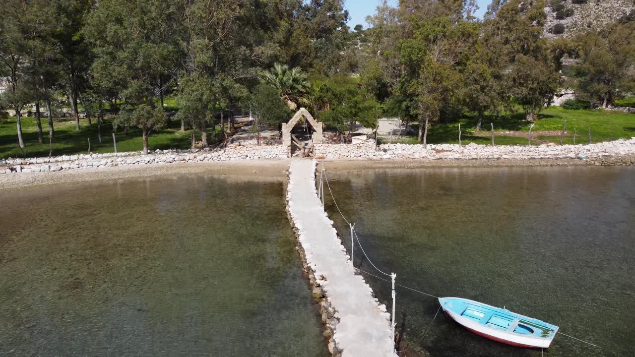 vista aérea de un dron de una tranquila bahía al sur de izmir, turquía: barcos atracados en un muelle rural en las pintorescas aguas costeras