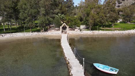 Luftaufnahme-Einer-Ruhigen-Bucht-Südlich-Von-Izmir,-Türkei,-Per-Drohne:-Boote-Liegen-An-Einem-Ländlichen-Dock-In-Malerischen-Küstengewässern