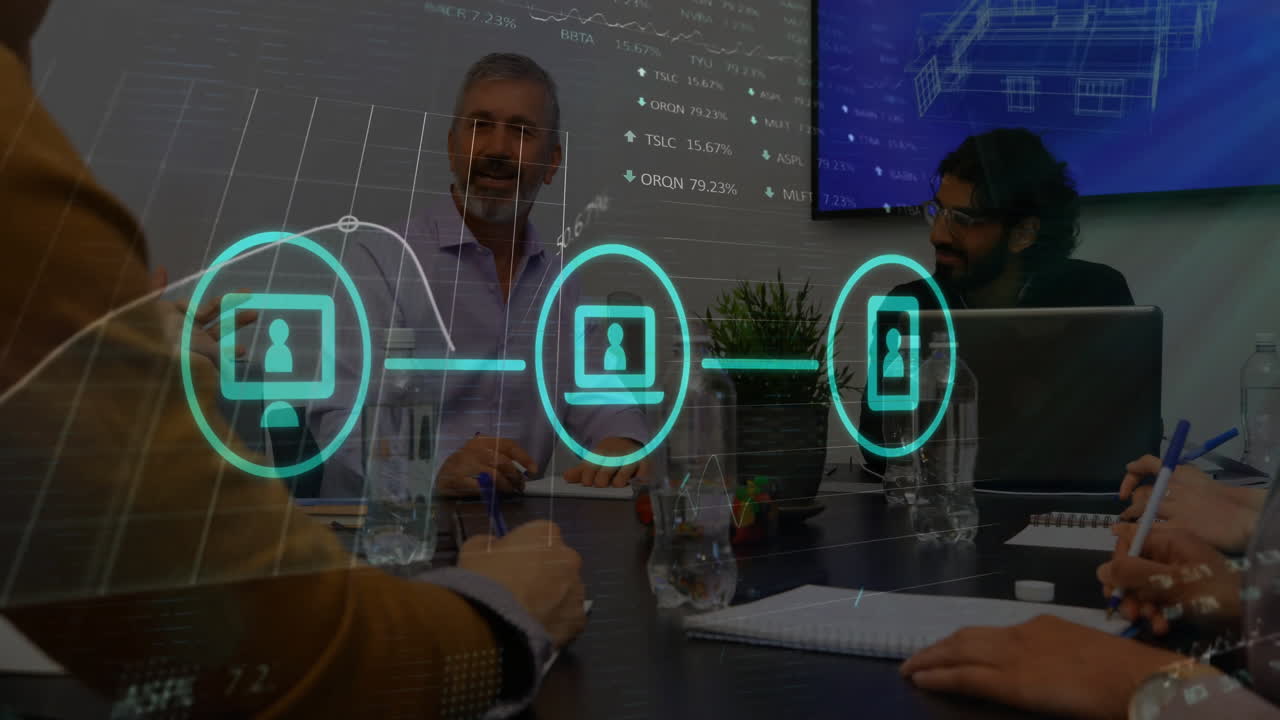 animación de computadoras, portátiles, iconos de teléfonos que forman un diagrama de flujo sobre diversos colegas discutiendo