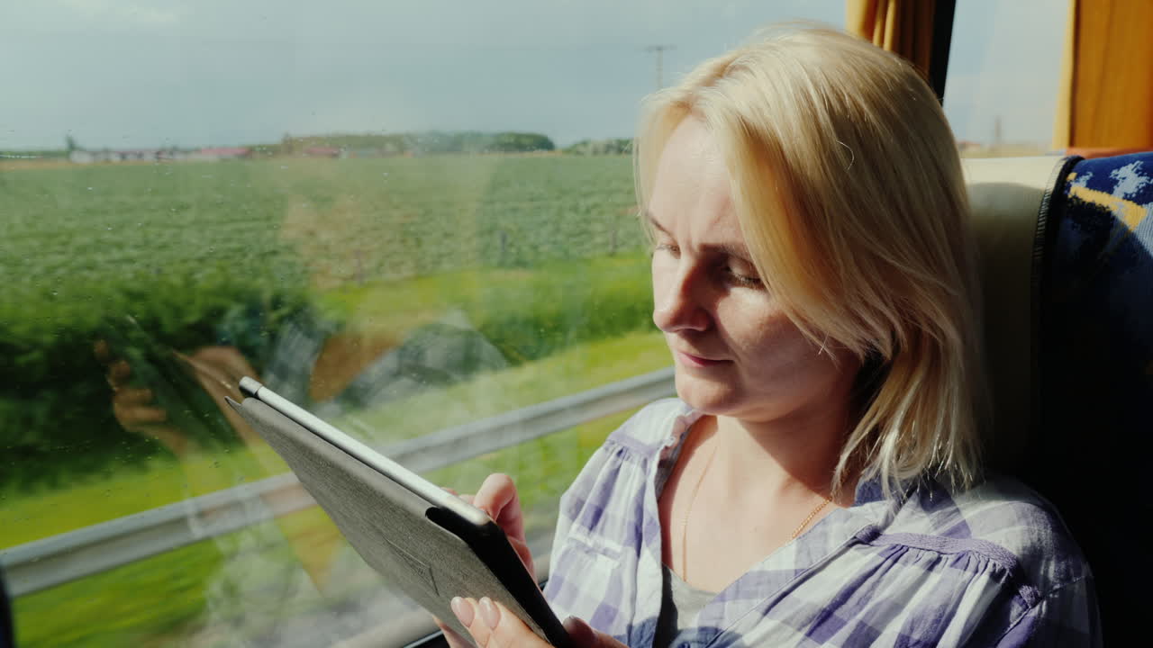 una joven viaja en autobús usa una tableta