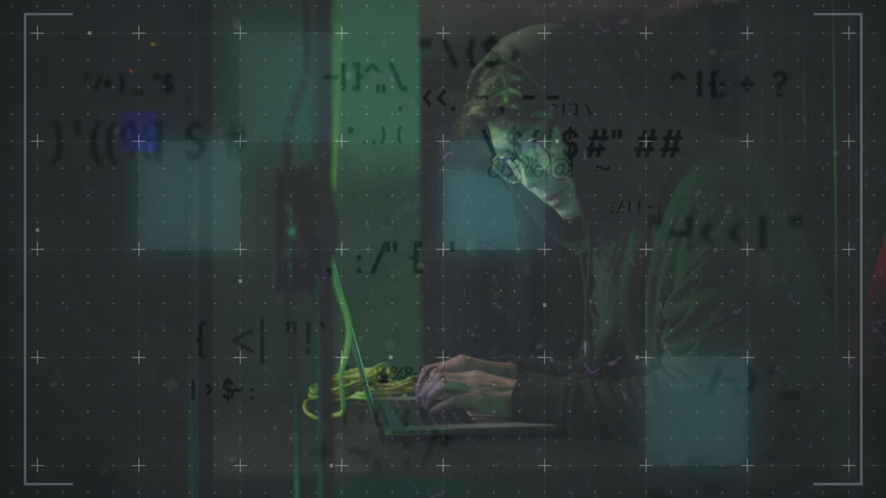 animación de datos sobre un hacker masculino asiático con capucha usando una computadora portátil por un servidor informático