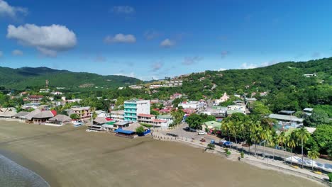 hotel resort con gran playa vacía en san juan del sur, nicaragua, órbita aérea