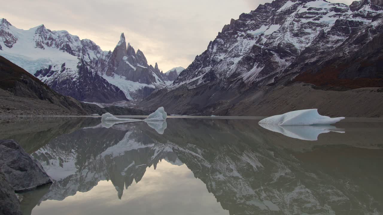 increíble vista de la laguna torre con icebergs flotantes antes del amanecer