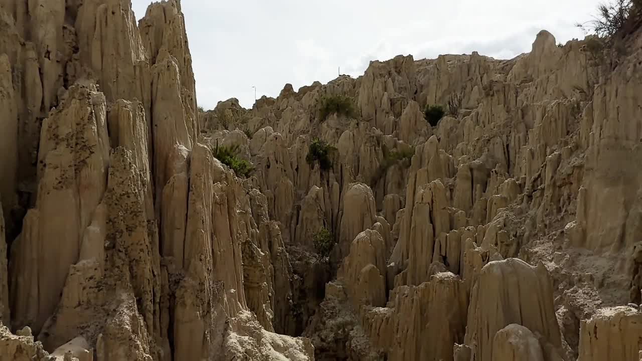 Eroosioituneet savimuodostelmat Kuun laaksossa, La Paz, Bolivia.