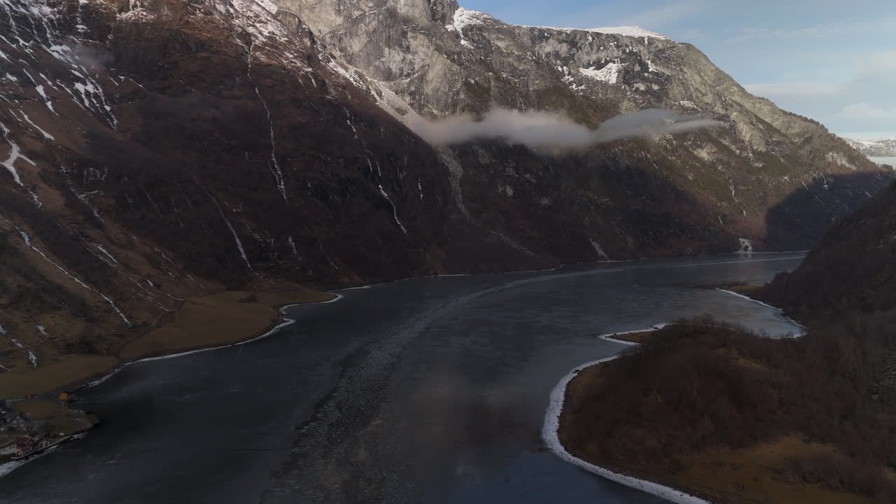 Durante gli inverni freddi, alcuni fiordi si ghiacciano. Epico paesaggio di fiordi con scogliere imponenti di oltre 1000 m alla luce della sera invernale. 50fps.