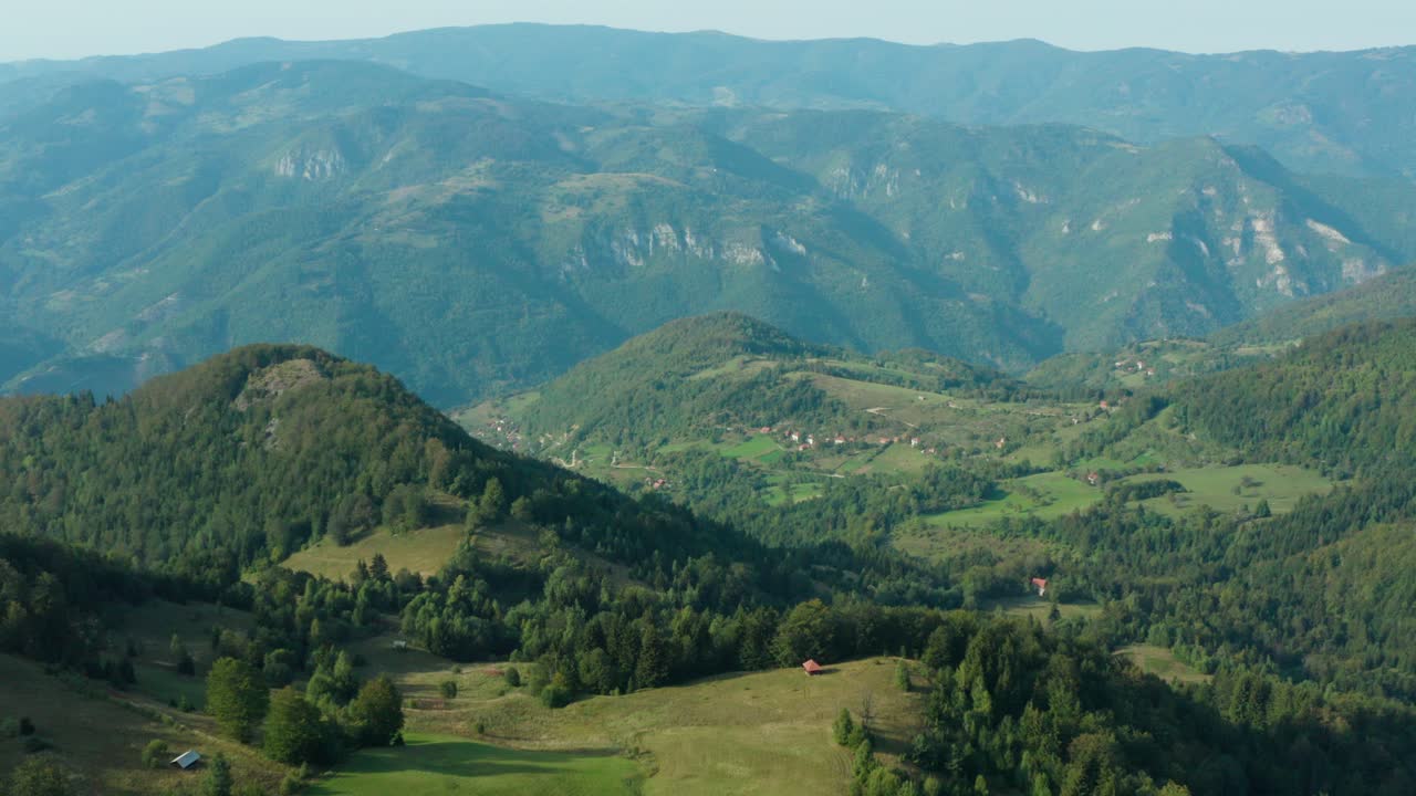 paisaje montañoso de radocelo en serbia, vista aérea sobre la ladera verde de la montaña