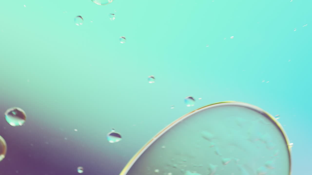 복사 공간과 함께 파란색 배경에 움직이는 거품의 애니메이션