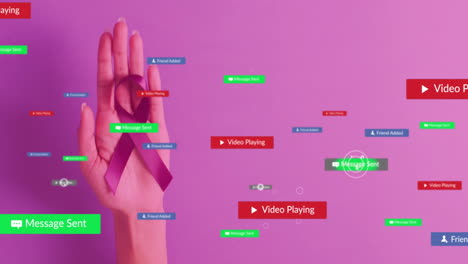 sosteniendo una cinta púrpura, mano con notificaciones de las redes sociales sobre un fondo rosa