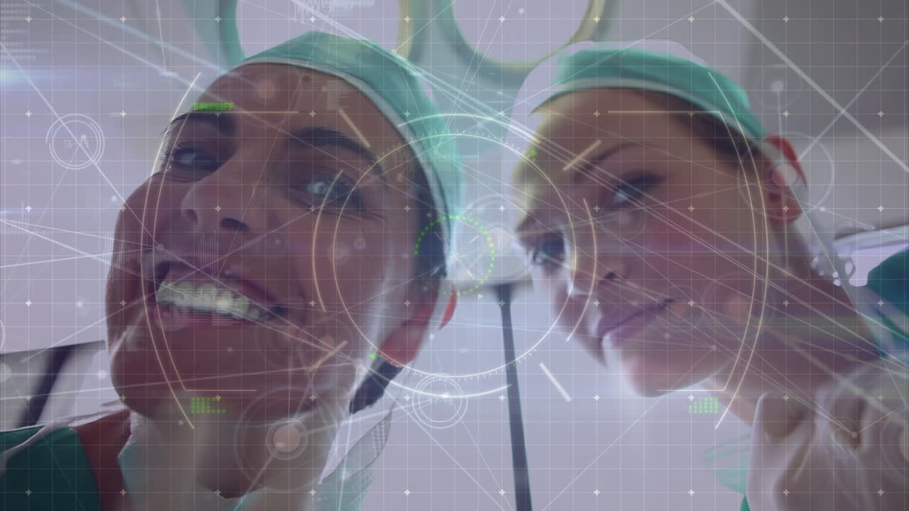 animación de la red y el procesamiento de datos sobre las mujeres cirujanas caucásicas sonrientes en el quirófano