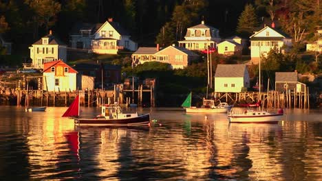 Los-Veleros-Están-Anclados-Cerca-De-Un-Pueblo-De-Langostas-En-Stonington-Maine-1