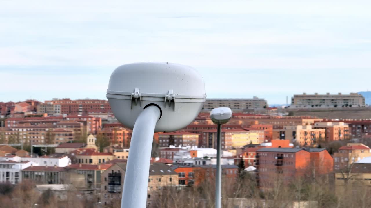 낮에 가로등을 공중에서 가까이서 본 모습