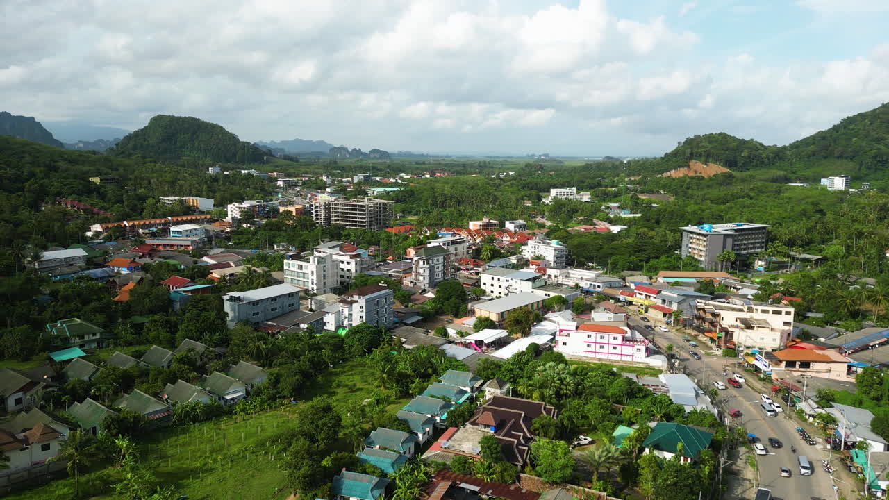 aéreo que rodea la hermosa ciudad de ao nang, krabi, tailandia