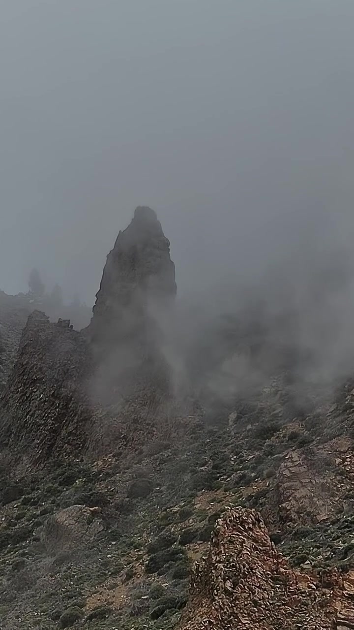 Vista sulle montagne rocciose di Tenerife con la nebbia che copre il paesaggio