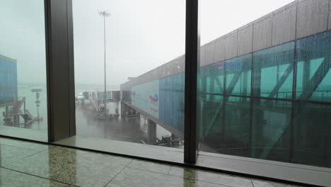 Flughafen-Aerobridge-Für-Bordflug,-Weiter-Blick-Auf-Regen-Im-Internationalen-Flughafen-Chhatrapati-Shivaji-Maharaj-In-Mumbai