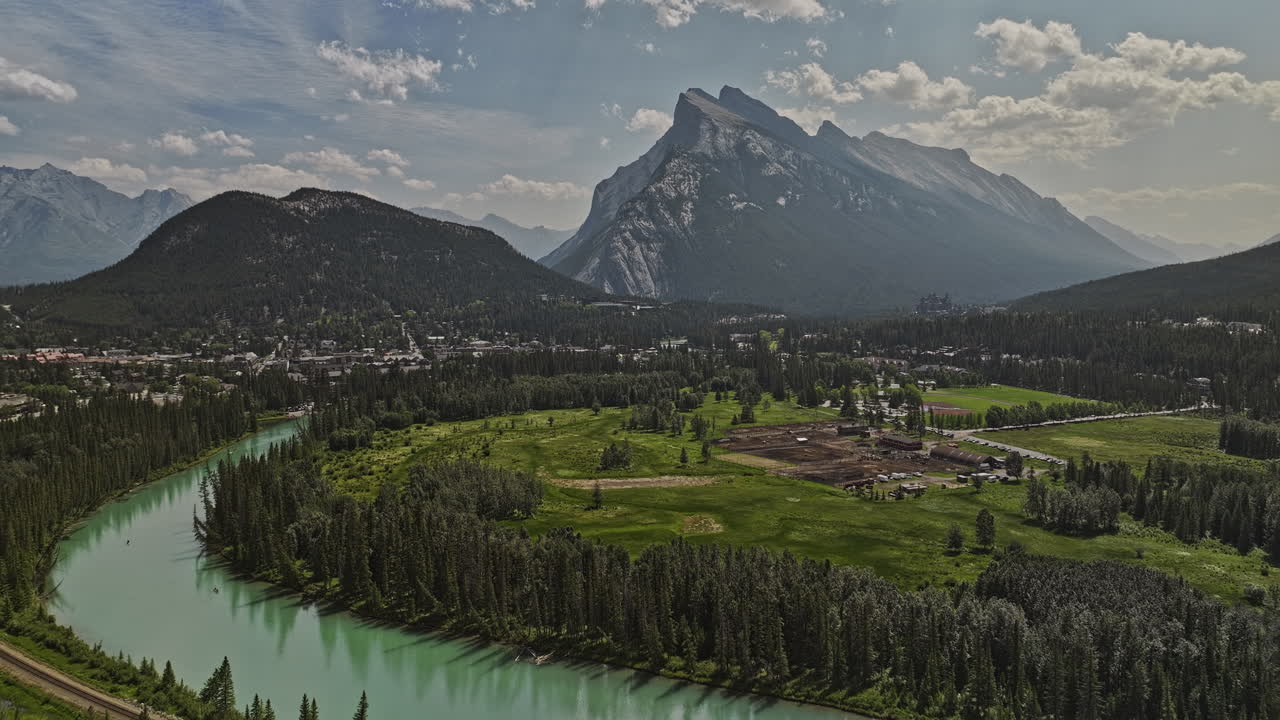 banff ab canada aerial v47: 빙하에 의해 공급되는 보우 강의 그림 같은 풍경, 풀에 있는 기숙사, 멋진 산기?? 마을, 숲이 인 계곡 및 랜들 산맥 - mavic 3 pro cine로 촬영 - 2023 년 7 월