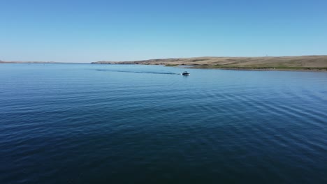 Drone-Shot-of-the-Powerboat-on-the-Lake-in-Southern-Alberta,-Canada