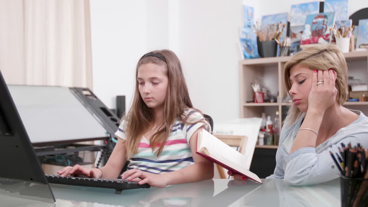 사무실에서 일하는 사람들