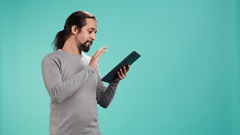 hombre navegando a través del informe de auditoría financiera en la tableta