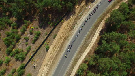 Carrera-Ciclista-En-Carretera-Rural.-Drone-Ver-Grupo-Ciclistas-Carreras-Carretera