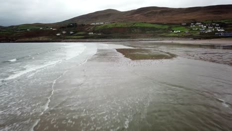 Blick-Auf-Einen-Irischen-Strand-Mit-Bergen-Dahinter