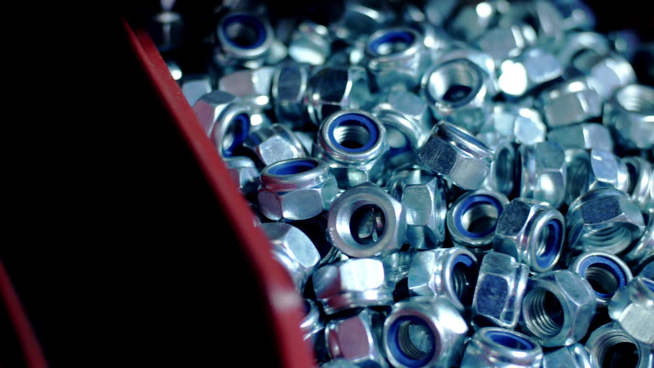 금속 가공 작업실의 최종 제품. 고무 밀봉으로 크롬 된 견과류  ⁇ 어리